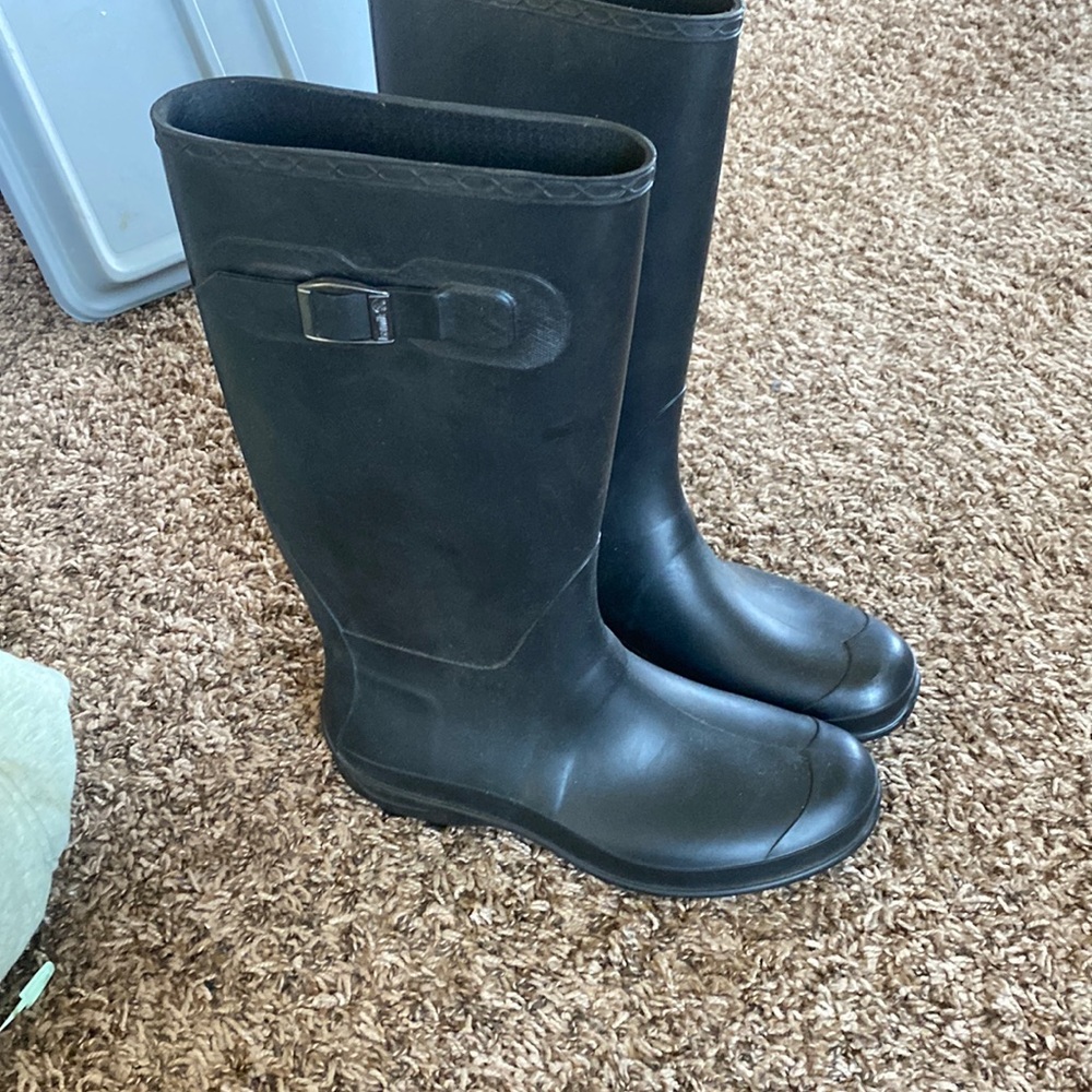 Women’s size 10 black Kamik rain boots